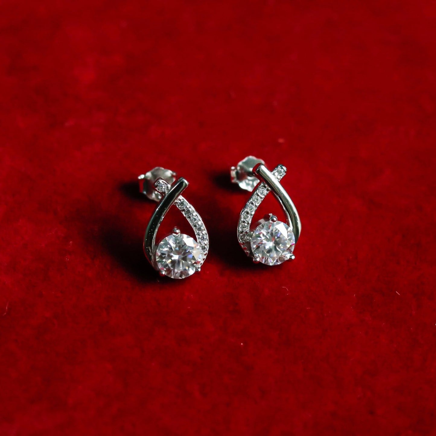 ELVORIA Morning Dew Moissanite Stud Earrings 5mm – Platinum Plated 925 Sterling Silver (GRA Certified)