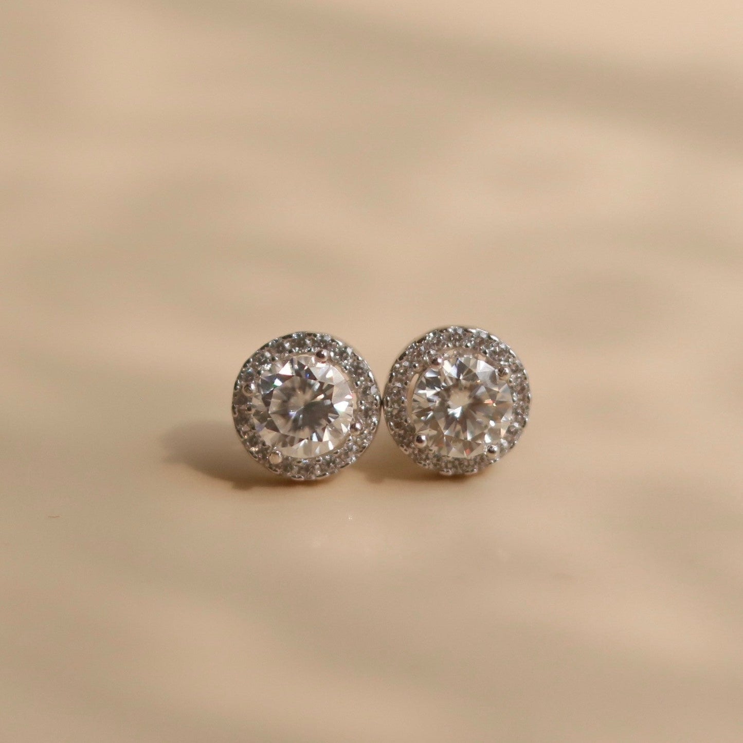 ELVORIA Round Moissanite Stud Earrings 6mm – Platinum Plated 925 Sterling Silver (GRA Certified)